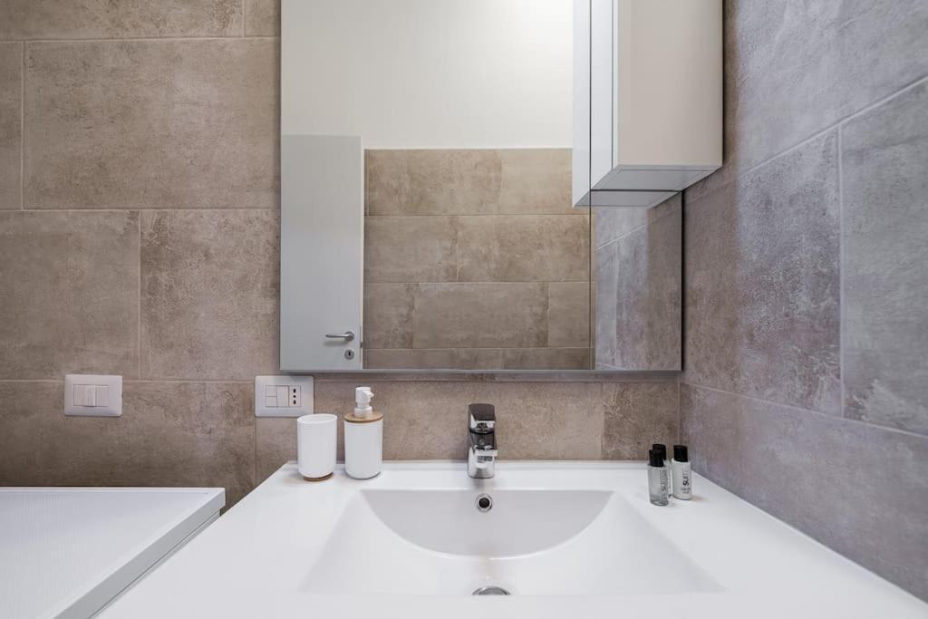 Linate Airport Elegant Suite,Tram 1 Minute Away 밀라노 외부 사진
